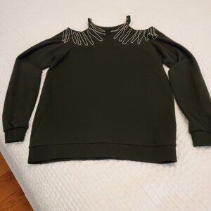 UNUSUAL COLD SHOULDER TOP DECORATED WITH LIGHT WEIGHT CHAINS